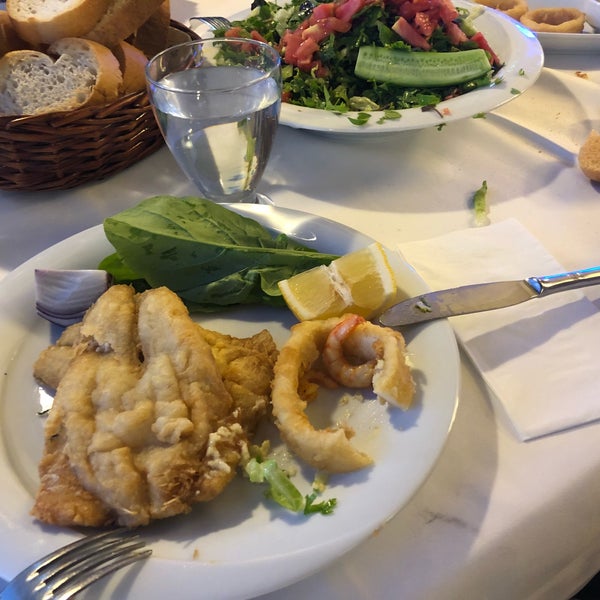 Photo taken at Ada Balık Restaurant by 👒Nihan👒 on 8/12/2018