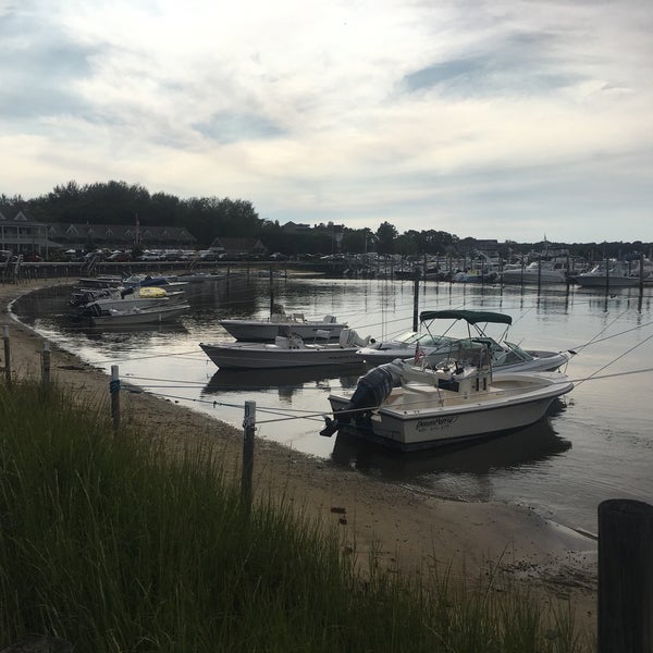 Foto diambil di Baron&#39;s Cove oleh melissa r. pada 8/25/2018