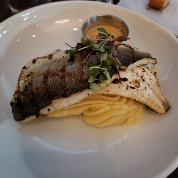 Foto scattata a FISH Restaurant + Bar da Sue (. il 8/13/2019