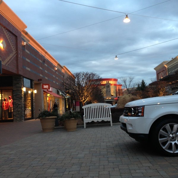 รูปภาพถ่ายที่ The Mall at Partridge Creek โดย Mat P. เมื่อ 3/28/2013