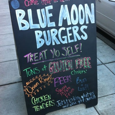 Foto tirada no(a) Blue Moon Burgers Capitol Hill por Kelley M. em 1/12/2013