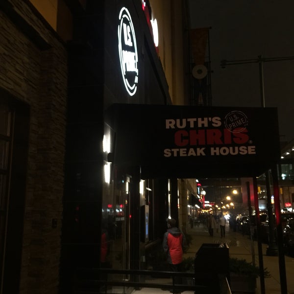 Foto tirada no(a) Ruth&#39;s Chris Steak House por Sandra J. em 2/24/2018