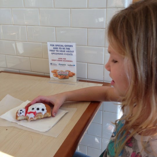 12/1/2012 tarihinde Wilson H.ziyaretçi tarafından Krispy Kreme Doughnuts'de çekilen fotoğraf