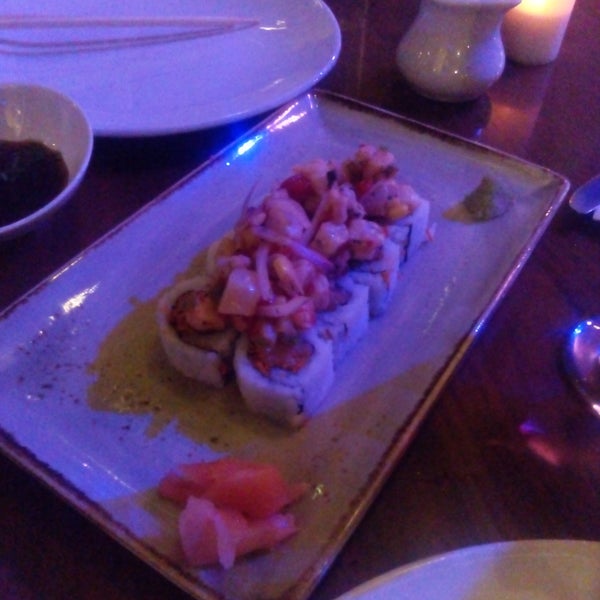 El sushi es muy regular, los postres no tienen sabor, en general no lo recomiendo. 💔