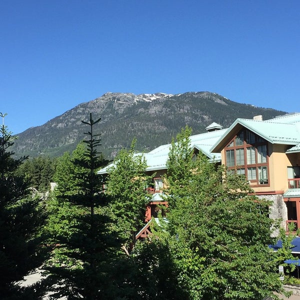 Foto tirada no(a) Summit Lodge Whistler por Billy H. em 6/7/2015