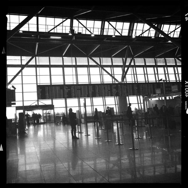 Foto tirada no(a) Aeroporto Frédéric Chopin de Varsóvia (WAW) por Lulu em 4/15/2013