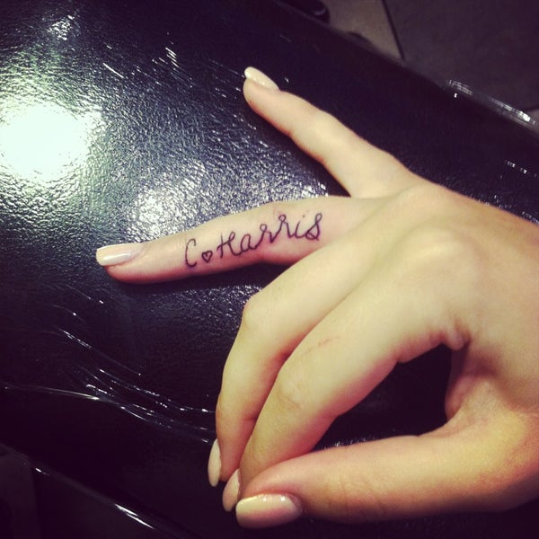 รูปภาพถ่ายที่ The Chicago Tattoo and Piercing Co. โดย Chelsea M. เมื่อ 3/5/2013