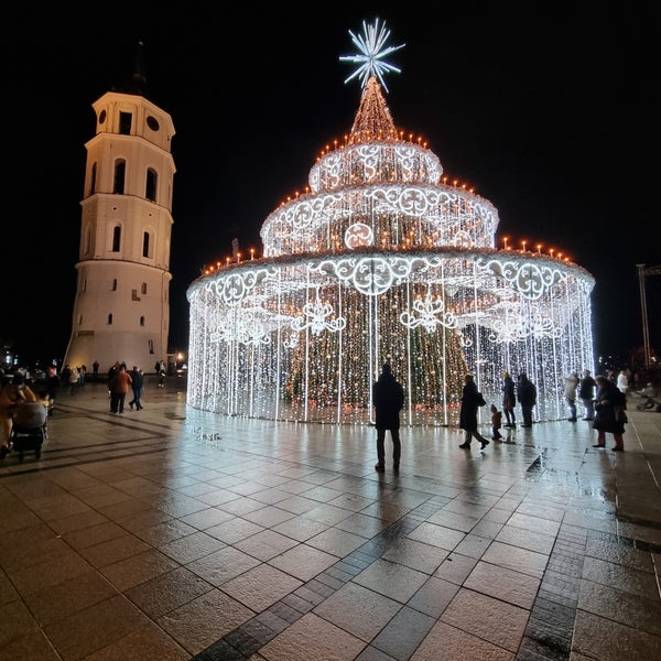 รูปภาพถ่ายที่ Katedros aikštė | Cathedral Square โดย Paulius B. เมื่อ 12/30/2022