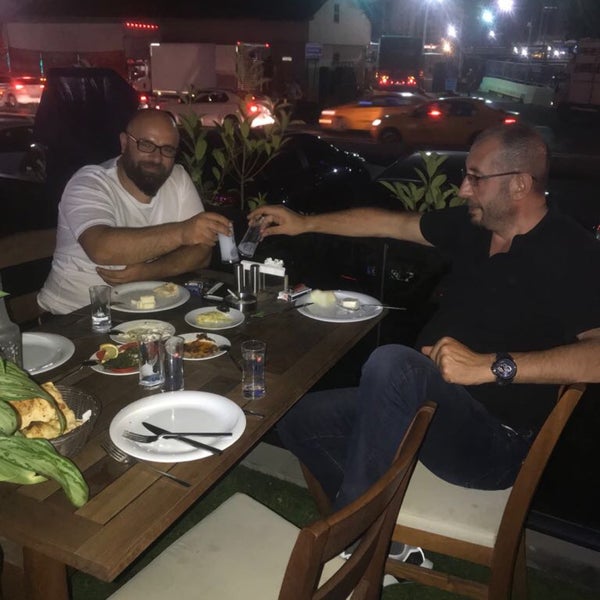 Foto diambil di Çakıl Restaurant - Ataşehir oleh Gökhaan pada 8/8/2018