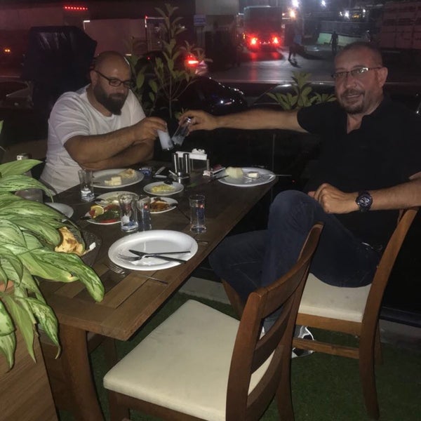 Foto diambil di Çakıl Restaurant - Ataşehir oleh Gökhaan pada 8/8/2018