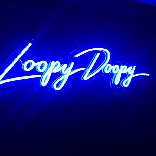 8/11/2021 tarihinde Nancy K.ziyaretçi tarafından Loopy Doopy Rooftop Bar'de çekilen fotoğraf