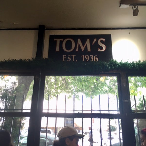 Foto tomada en Tom&#39;s Restaurant  por Nancy K. el 9/7/2019