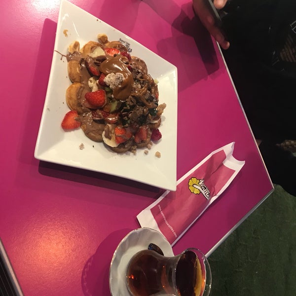 Foto scattata a Kemal Usta Waffles da Buse il 5/9/2018
