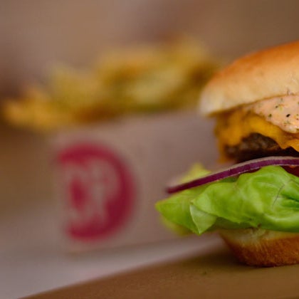 รูปภาพถ่ายที่ CP Burger โดย CP A. เมื่อ 12/21/2014