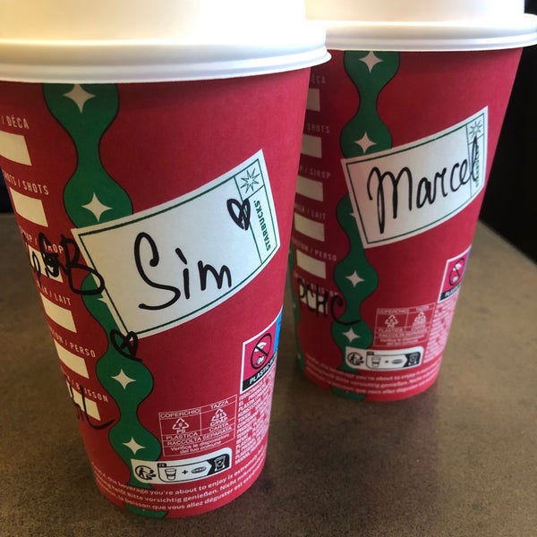 Foto scattata a Starbucks da Sim H. il 11/13/2022