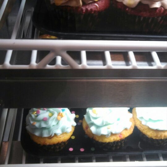 Снимок сделан в Sugarush (cupcakes, cakes &amp; candy) пользователем Katie M. 2/19/2013