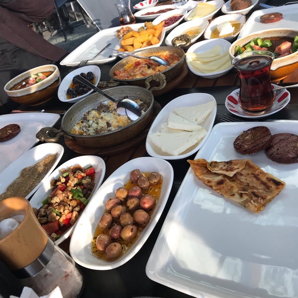 รูปภาพถ่ายที่ Ramazan Bingöl Köfte &amp; Steak โดย 💜💜💜💜 เมื่อ 12/3/2019
