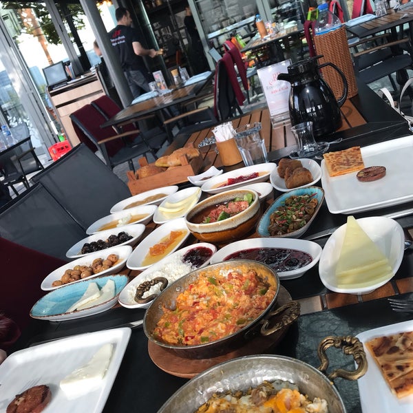 10/18/2019 tarihinde 💜💜💜💜ziyaretçi tarafından Ramazan Bingöl Köfte &amp; Steak'de çekilen fotoğraf