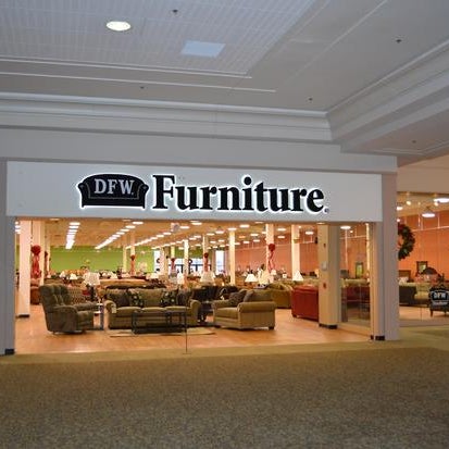 Foto tirada no(a) Designer Furniture Warehouse por Andrew R. em 5/7/2013