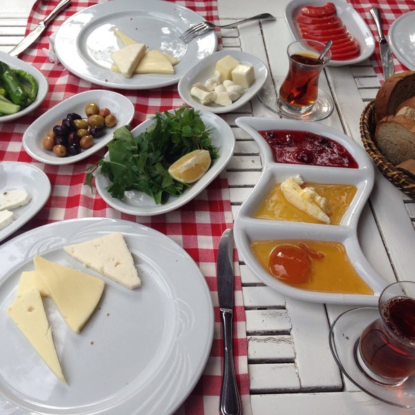 Das Foto wurde bei Çiftlik Restaurant von aslı k. am 11/1/2015 aufgenommen