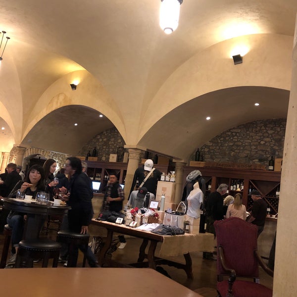 Foto scattata a Sebastiani Vineyards &amp; Winery da Lisa Z. il 5/19/2019