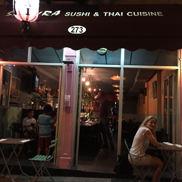 Foto diambil di Sakura Sushi &amp; Thai Cusine oleh Karen V. pada 9/4/2015
