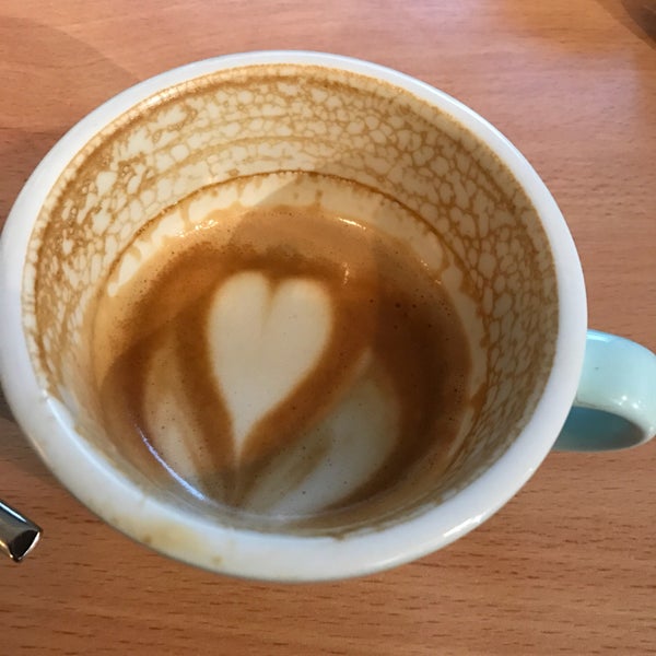 Foto tirada no(a) Coffeedesk por Ozgun em 10/19/2018