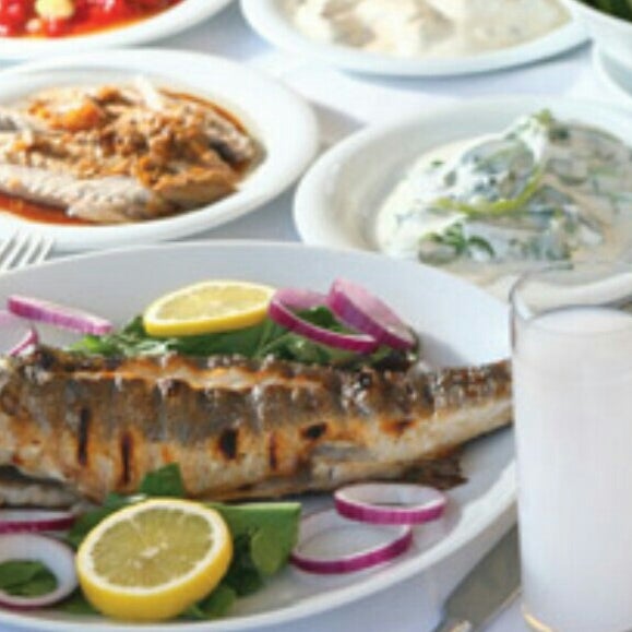 Foto scattata a Vira Balık Restaurant da Sahsenem A. il 10/3/2015