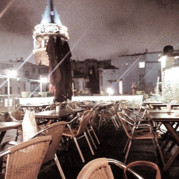 Das Foto wurde bei Galata Konak Cafe von Şeyma A. am 12/9/2014 aufgenommen