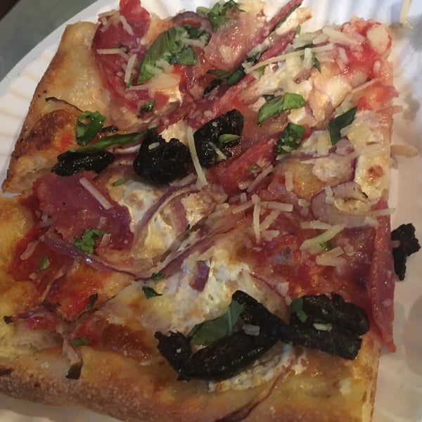 Foto scattata a Williamsburg Pizza da Jian il 12/4/2016