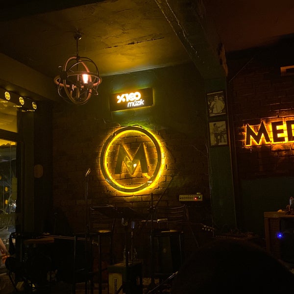 Foto diambil di Medellin Lounge Bar oleh Yüksel S. pada 8/27/2022