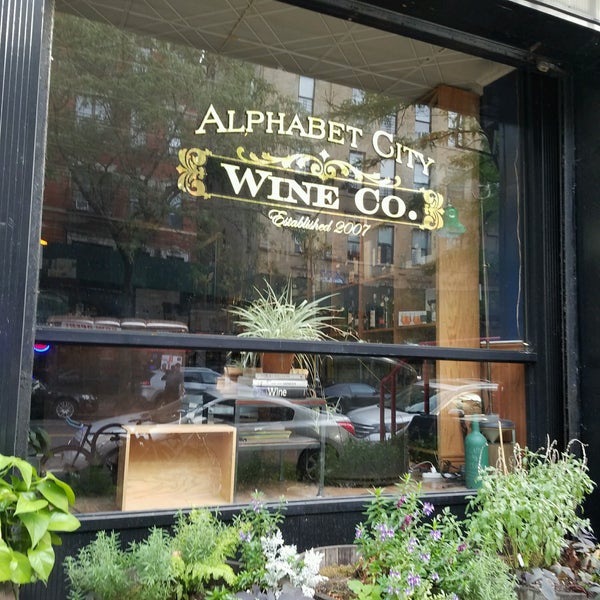 9/20/2016 tarihinde Cecilia S.ziyaretçi tarafından Alphabet City Wine Company'de çekilen fotoğraf