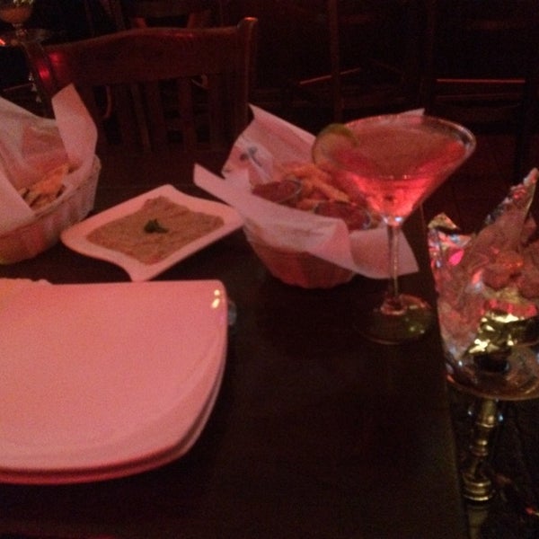 Das Foto wurde bei RED OAK Restaurant &amp; Bar &amp; Hookah Lounge von Lily A. am 9/2/2014 aufgenommen