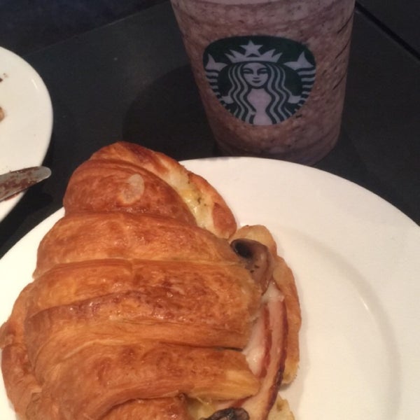 รูปภาพถ่ายที่ Starbucks (ستاربكس) โดย Dona เมื่อ 9/7/2018