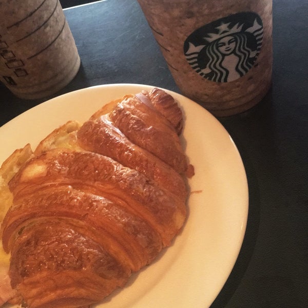 Foto diambil di Starbucks (ستاربكس) oleh Dona pada 3/16/2018