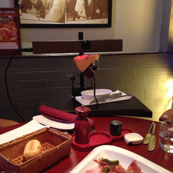 4/30/2013 tarihinde earth earthziyaretçi tarafından Paris Bangkok French Restaurant and Lounge'de çekilen fotoğraf