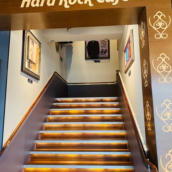 รูปภาพถ่ายที่ Hard Rock Cafe Sydney โดย RozyHanim เมื่อ 12/17/2019