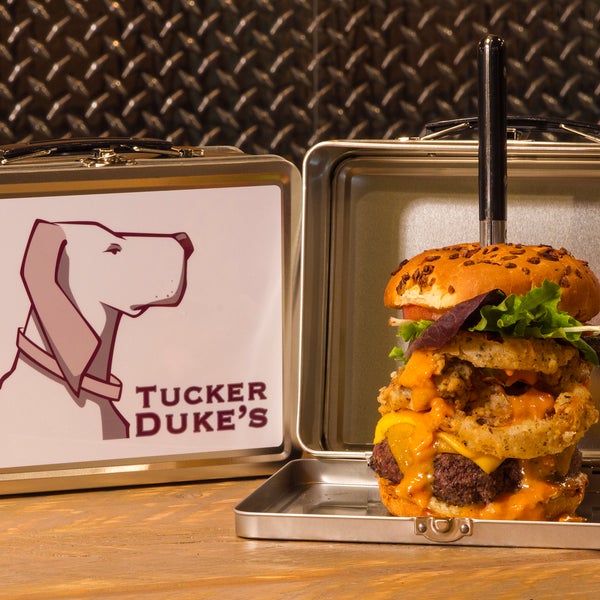 Das Foto wurde bei Tucker Duke&#39;s Lunchbox von Tucker Duke&#39;s Lunchbox am 10/13/2014 aufgenommen