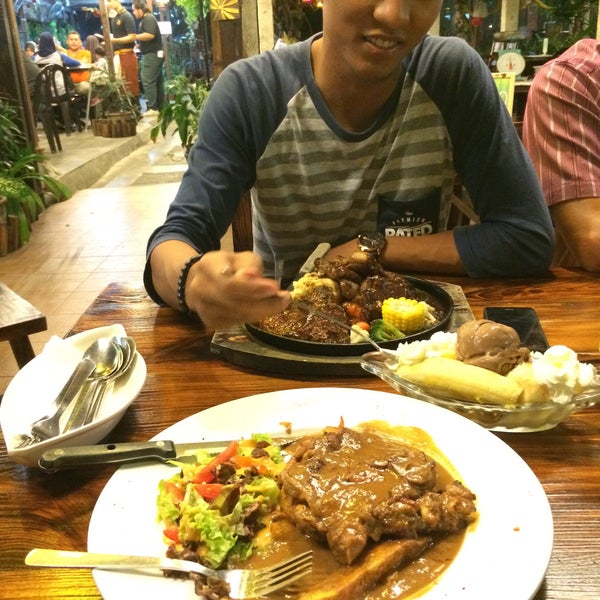 Снимок сделан в Malay Village Restaurant пользователем Amalina A. 1/8/2016