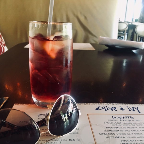 Foto scattata a Olive &amp; Ivy Restaurant + Marketplace da ViVi il 6/27/2019