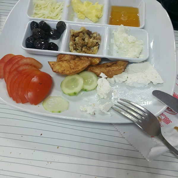 Foto scattata a Oğuz Baran Restaurant da Nsskldks K. il 2/23/2017