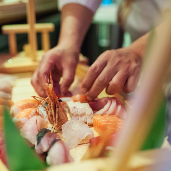 Foto scattata a Bluefins Sushi and Sake Bar da Bluefins Sushi and Sake Bar il 10/14/2014