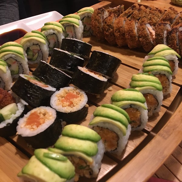 รูปภาพถ่ายที่ Tokyo Sushi โดย Yana L. เมื่อ 12/2/2016