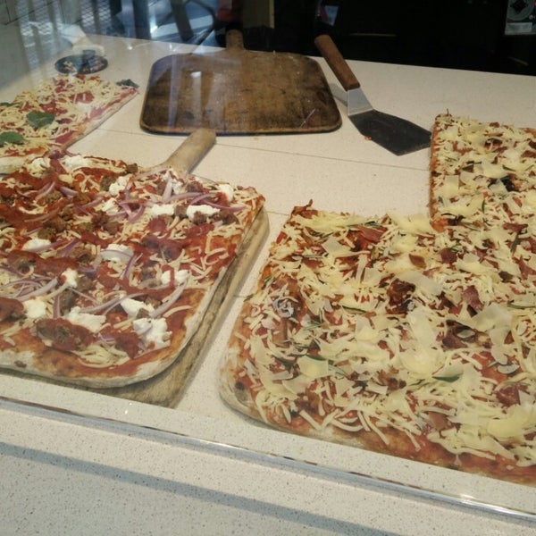 12/23/2014 tarihinde Deep K.ziyaretçi tarafından Blocks Pizza Deli'de çekilen fotoğraf