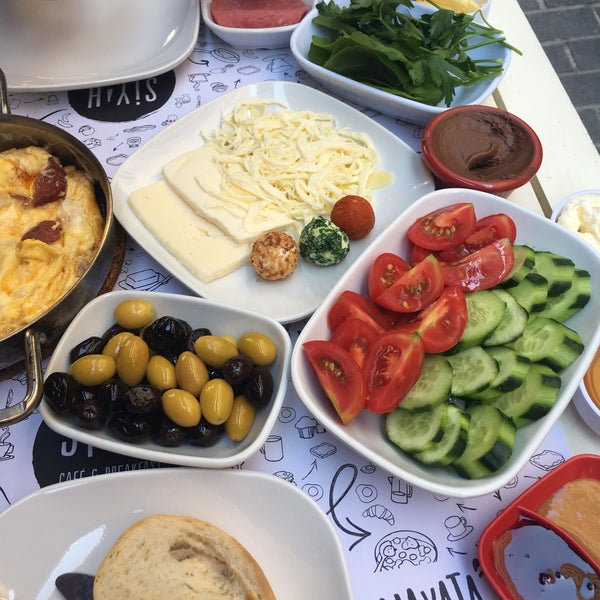 รูปภาพถ่ายที่ Siyah Cafe &amp; Breakfast โดย Nurgül เมื่อ 6/30/2018