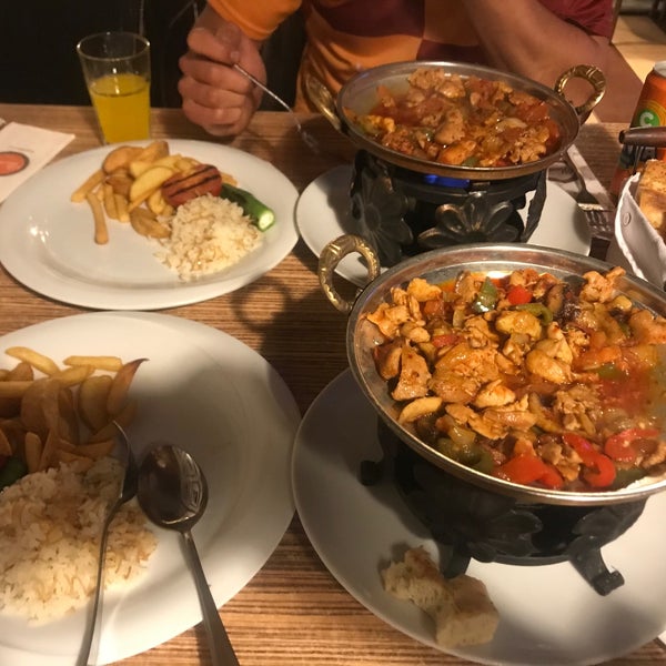 รูปภาพถ่ายที่ Nazar Cafe Restaurant โดย Mücahit เมื่อ 11/6/2019