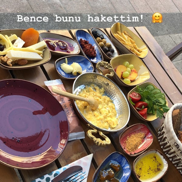 Foto scattata a Deniz Nadide Duru Breakfast da Gizem S. il 9/3/2019