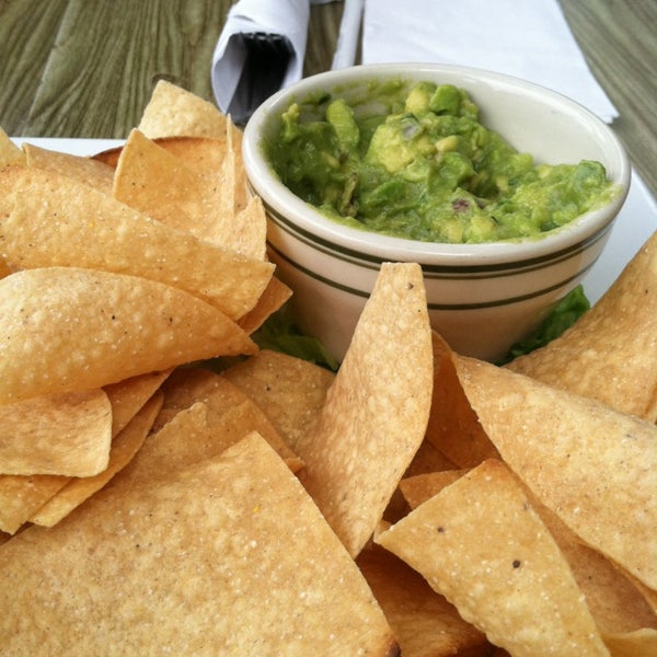 5/29/2013 tarihinde Steve W.ziyaretçi tarafından Avocados Restaurant'de çekilen fotoğraf