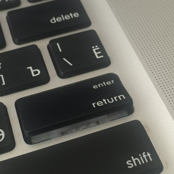 Спустя почти год после смены клавиатуры на маке, кнопки стали время от времени выпрыгивать из ноута. Хм...