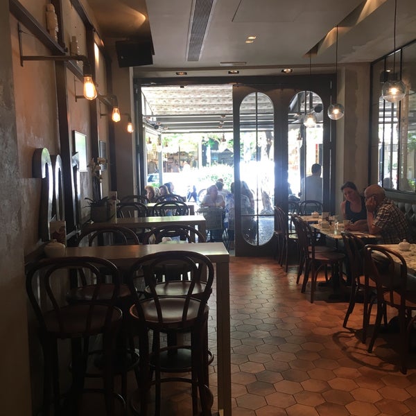 6/23/2017 tarihinde Tasos K.ziyaretçi tarafından Amos Café bistro'de çekilen fotoğraf